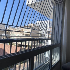 סורגים על חלון עם נוף לעיר