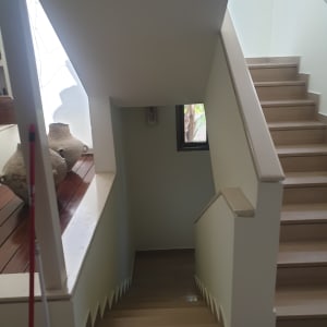 מדרגות עץ עם קירות צבועים בלבן