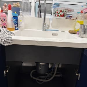 כיור מטבח עם ברז וכלים שונים