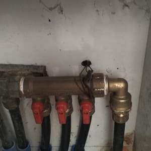 צנרת עם ברזים אדומים וחיבורים