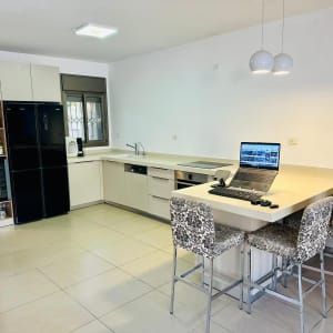 מטבח מודרני עם אי, מחשב נייד על השיש