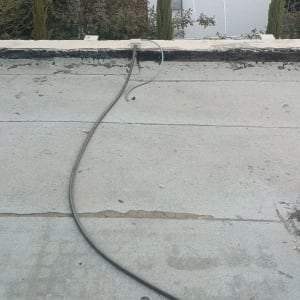 גג עם כבלים חשמליים ויריעות איטום