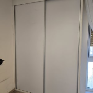 ארון בגדים עם דלתות הזזה בחדר שינה