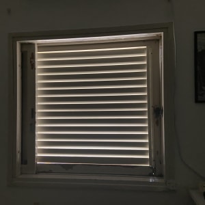 תריס אלומיניום סגור עם חריצים לאור