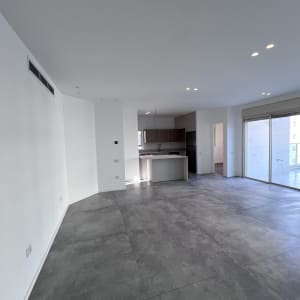 רצפה נקייה בחלל ריק עם מטבח פתוח