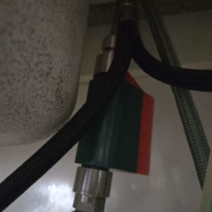 צנרת מתחת לכיור עם חיבורים וצינורות