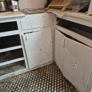 ארונות מטבח ישנים ופגומים מעץ לפני עבודת נגרות