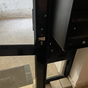 דלת זכוכית שחורה פתוחה עם מנעול ומפתח