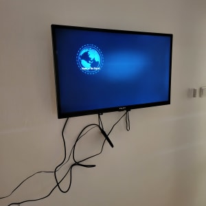 טלוויזיה תלויה על הקיר עם כבלים חשופים