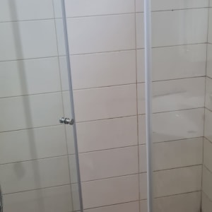 מקלחון זכוכית עם דלתות פתוחות