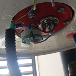 חלק תחתון של דוד שמש עם חיבורים חשמליים