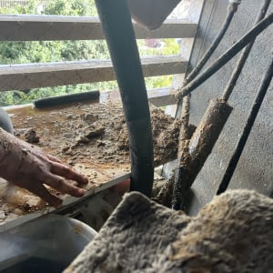 עבודת תחזוקה עם צינורות וכלים בתחום האנרגיה הסולארית