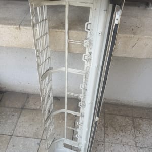 חלק חיצוני של מזגן מונח על הרצפה