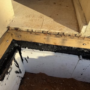 חומרי איטום על קיר חיצוני עם עץ וברגים