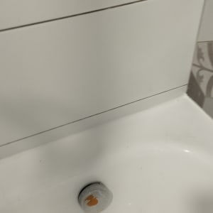 פינת מקלחת עם אריחים מעוצבים