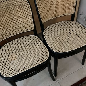 שני כיסאות עם מושב ומשענת קלועים