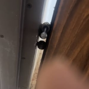 מנעול דלת עם בריחים מתכתיים