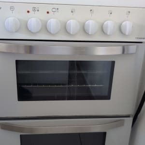 תנור אפייה עם כפתורי שליטה