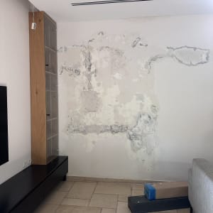 קיר עם סימני רטיבות ונזקי מים