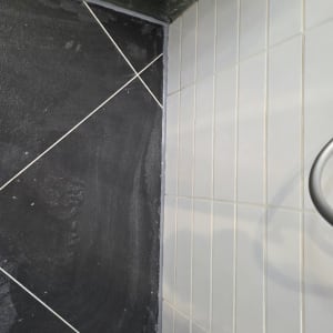 אריחים שחורים ולבנים בפינת חדר אמבטיה