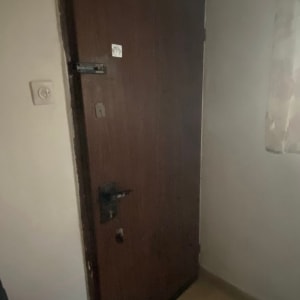 דלת עץ עם מנעול ובריח מתכת