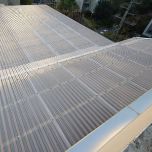 גג מתכת עם לוחות גלי בתחום הבנייה