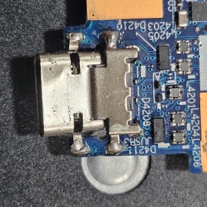 חלק של לוח אם עם חיבורי מתכת