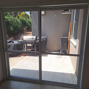 חלון אלומיניום עם נוף לחצר וגזיבו