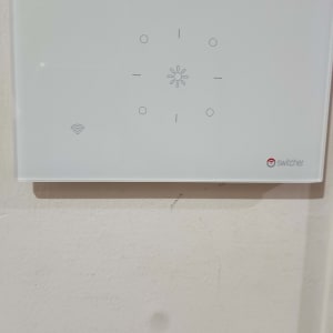 מתג חכם על קיר עם חיבור Wi-Fi