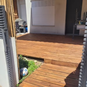 דק עץ חום עם כדורגל לידו