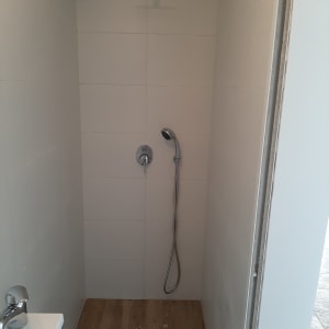מקלחת עם ראש גשם וברז ידני