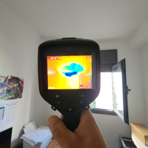 מד חום תרמי מציג אזור חם בחדר