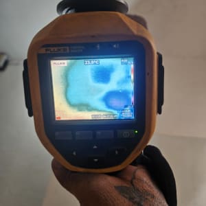 מד חום תרמי מציג אזורים חמים וקרים