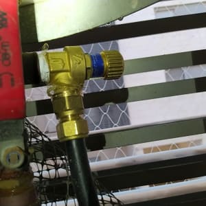 שסתום ומחבר צינור במערכת סולארית