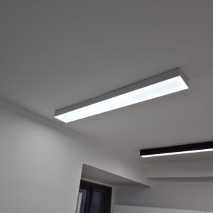 תאורה מותקנת בתקרה בחדר