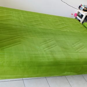 ספה ירוקה על רצפת אריחים לבנים