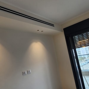 קיר צבוע עם תאורה ותקרה מעוצבת