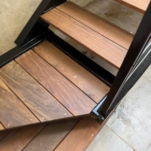 מדרגות עץ עם מסגרת מתכת