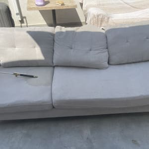 ספה אפורה עם מכשיר ניקוי בלחץ מים