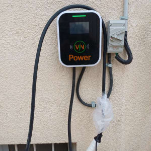 מטען חשמלי מותקן על קיר עם כבלים מחוברים