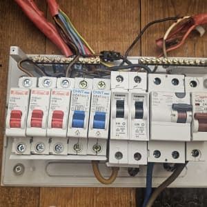 לוח חשמל עם מפסקים וחוטים צבעוניים