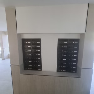 תיבות דואר מותקנות בקיר לבן