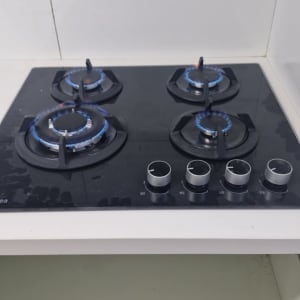 כיריים גז עם ארבעה מבערים דולקים