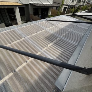 גג פלסטיק שקוף עם תמיכה מתכתית