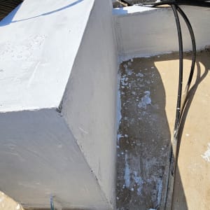 קיר אטום בצבע לבן עם צינורות חשופים