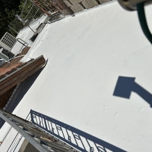 גג אטום עם ציפוי לבן וכלים שונים