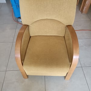 כיסא עם מכונת ניקוי ספות ברקע