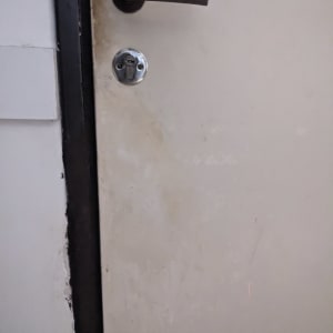 דלת עם ידית חומה ומנעול כסוף