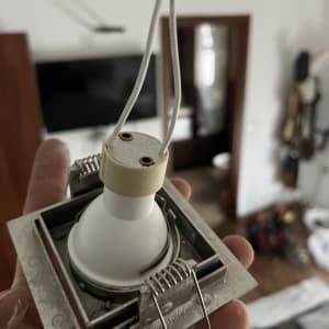 נורה עם חוטים ביד חשמלאי