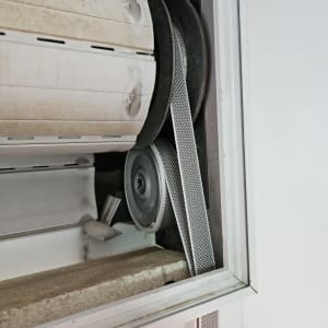 מנגנון תריס גלילה עם רצועה וגלגלת